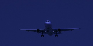飞机在夜空中接近thè跑道
