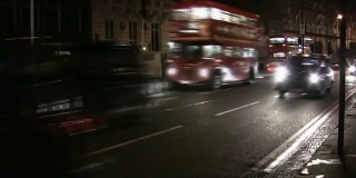 伦敦交通时间，救护车和巴士，夜，骑士桥- HD