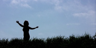 年轻女子在草地上跳舞(025)