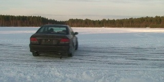 汽车在雪中打转
