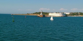 帆船在一个旧堡垒的背景