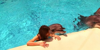 有趣的女孩和海豚