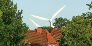 发电的风车附近的一个村庄