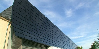 屋顶装有大型太阳能电池板