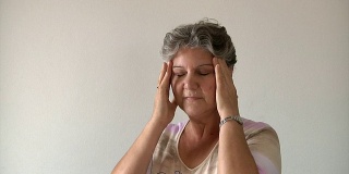 老妇人与头痛