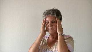 老妇人与头痛视频素材模板下载