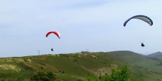 滑翔伞在山
