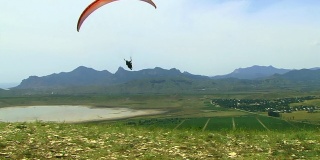 滑翔伞在天空