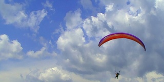 滑翔伞在天空