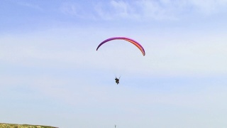 滑翔伞在山视频素材模板下载