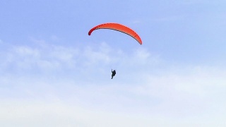 降落伞在空中视频素材模板下载