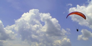 滑翔伞在云