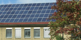 屋顶上的太阳能板
