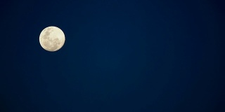 月亮在晴朗的蓝色天空的轻微翻译