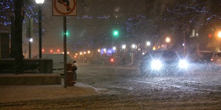 暴风雪。冬季交通。汽车在滑溜溜的路上行驶。下雪,雪花。