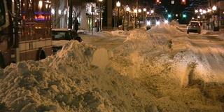 暴风雪。冬季交通。汽车在滑溜溜的路上行驶。下雪,雪花。