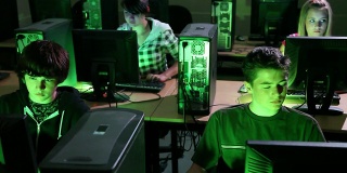 联合反应，高中生一起玩电子游戏，计算机实验室