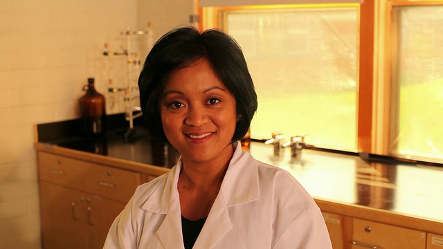 亚洲女科学家，实验室技术员对着镜头微笑
