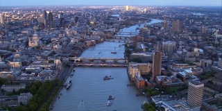 泰晤士河，空中追踪拍摄了整个伦敦