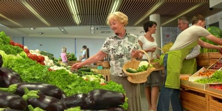 HD多莉:老年妇女在捡菜