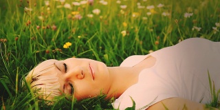 HD多莉:睡在草地上的女人