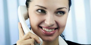 HD1080p30:年轻的女商人在办公室打电话