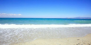热带沙滩映衬着蓝天。