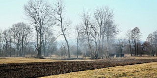 HD -烟雾翻滚的耕地