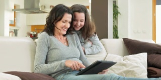高清多莉:快乐的母亲和女儿使用平板电脑