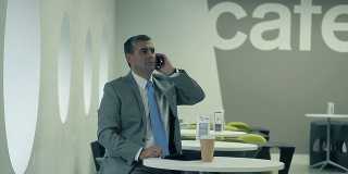 商务主管在café进行电话工作