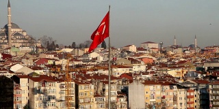 土耳其国旗和伊斯坦布尔的法提赫清真寺