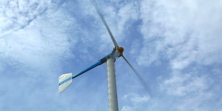 近距离的风力涡轮机与Cloudscape，绿色能源概念