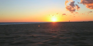 人走在热带海滩日落，高清视频
