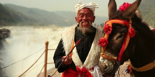 年长的中国男人和他的驴
