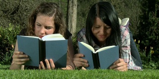 HD:年轻女性在读书时微笑