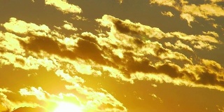 富士山日落时的金色云彩