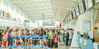 旅客在机场登记大厅的拥挤时间流逝