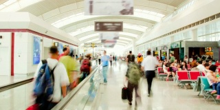 随着时间的推移，旅客在机场出发大厅拥挤