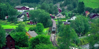 火车经过德国村庄