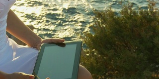 HD CRANE:在海边使用平板电脑的女人