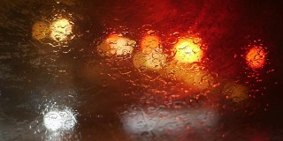 雨滴顺着窗户流下