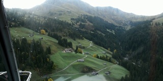 从直升机上飞过瑞士阿尔卑斯山的画面