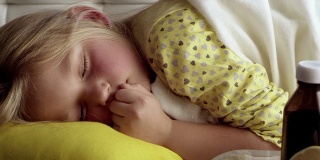 小女孩卧病在床，睡着了