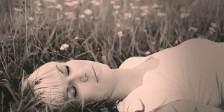 HD多莉:沉睡在春花中的女人