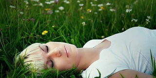 HD多莉:女人睡在草地在黄昏