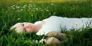 高清多莉:女人休息在草地黄昏