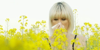 高清慢镜头:因花粉过敏而打喷嚏的女人