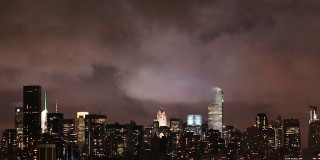 夜间曼哈顿上空的暴风云