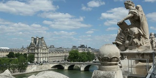 欣赏卢浮宫的雕像