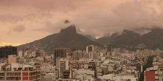 伊帕内玛云在巴西里约热内卢的时间流逝